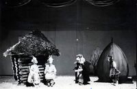 Ugala: ā€Kassi maja” (S. MarÅak, 1951). Stseen lavastusest.