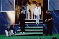 ERN: ā€Leonce ja Lenaā€¯ (G. BĆ¼chner, 2000). Stseen lavastusest: (vasakult) M. Tabor, M. Kampus, R. Rosberg, A. Puustusmaa.