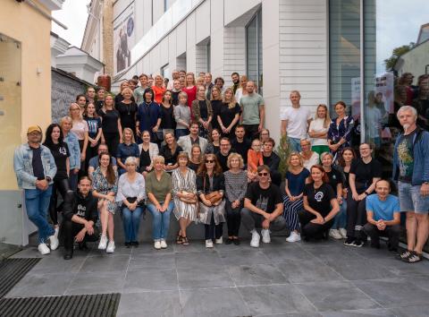 Eesti Noorsooteatri kollektiiv 72. hooaja avamisel. Foto: Indrek Rammus