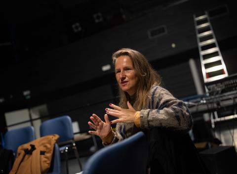 Dramaturg Ajda Rooss. 