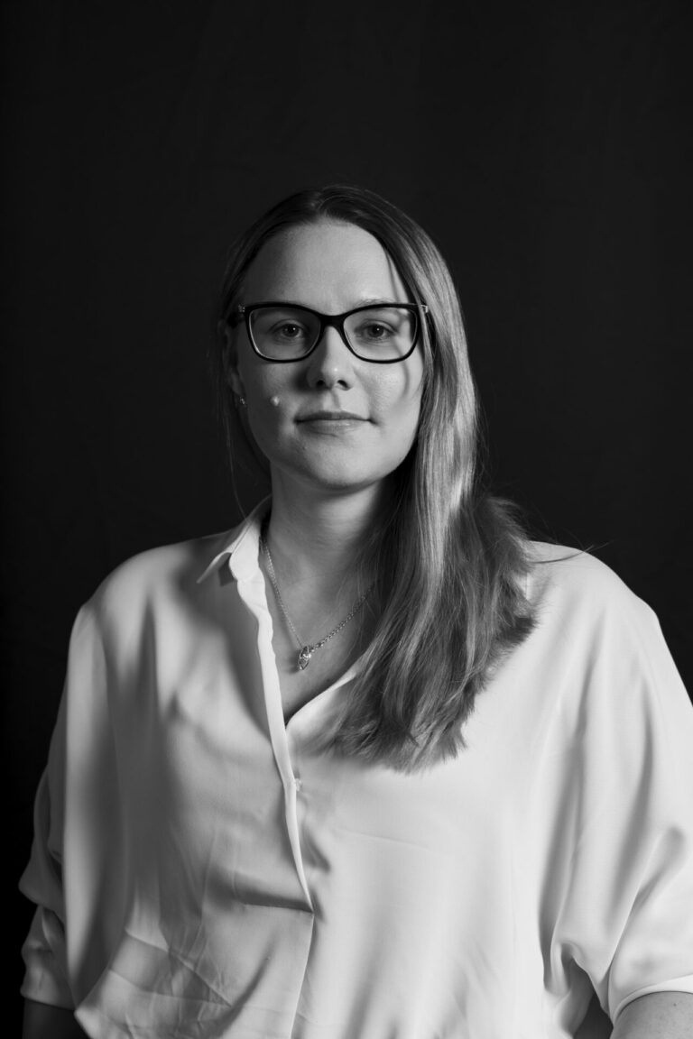 Fotol valges pluusis ja prillidega naisterahvas