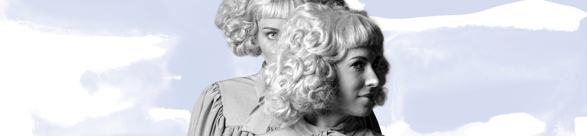 Kaks lokkis juustega peategelast, üks profiilis, teine piilub tema pea tagant