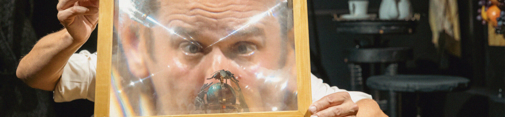 Mees vaatamas läbi suurendusklaasi