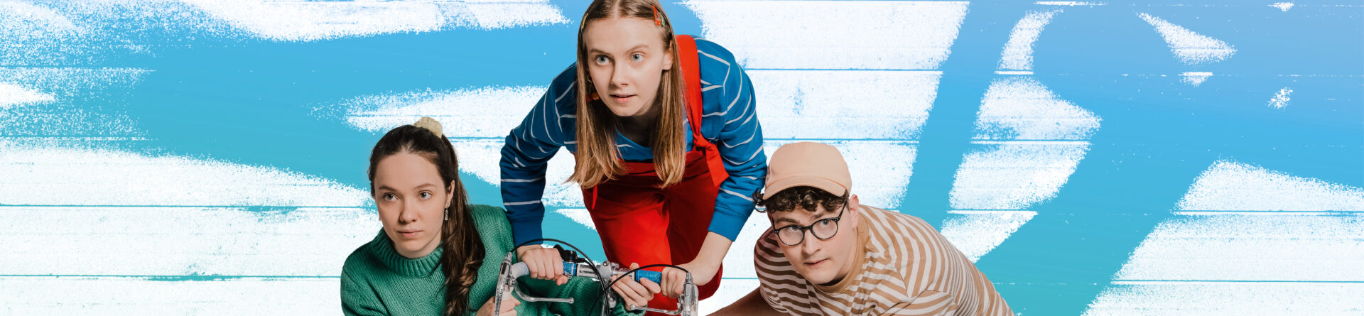 Kolm lapstegelast jalgrattal