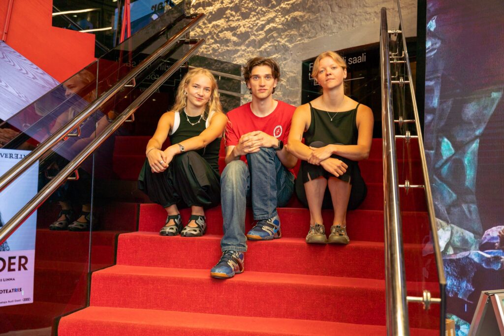 Noorsooteatri näitlejad Eliis-Maria Koit, Erik Hermaküla ja Johanna Vaiksoo Ferdinandi saali viival punasel trepil. 